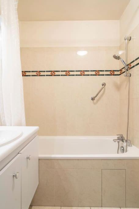 Appartement Avec Jardin Et Terrasse Pres De Paris Mantes-la-Jolie Luaran gambar